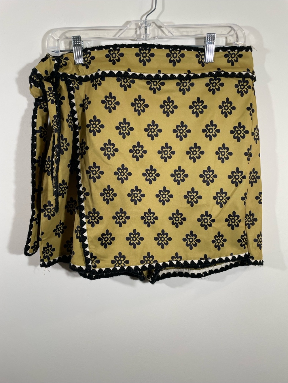 Chartreuse skort with tie and crochet-look trim L